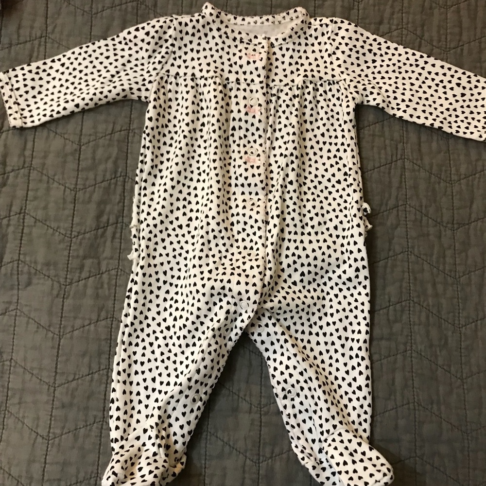Ruffle bottom sleep and play